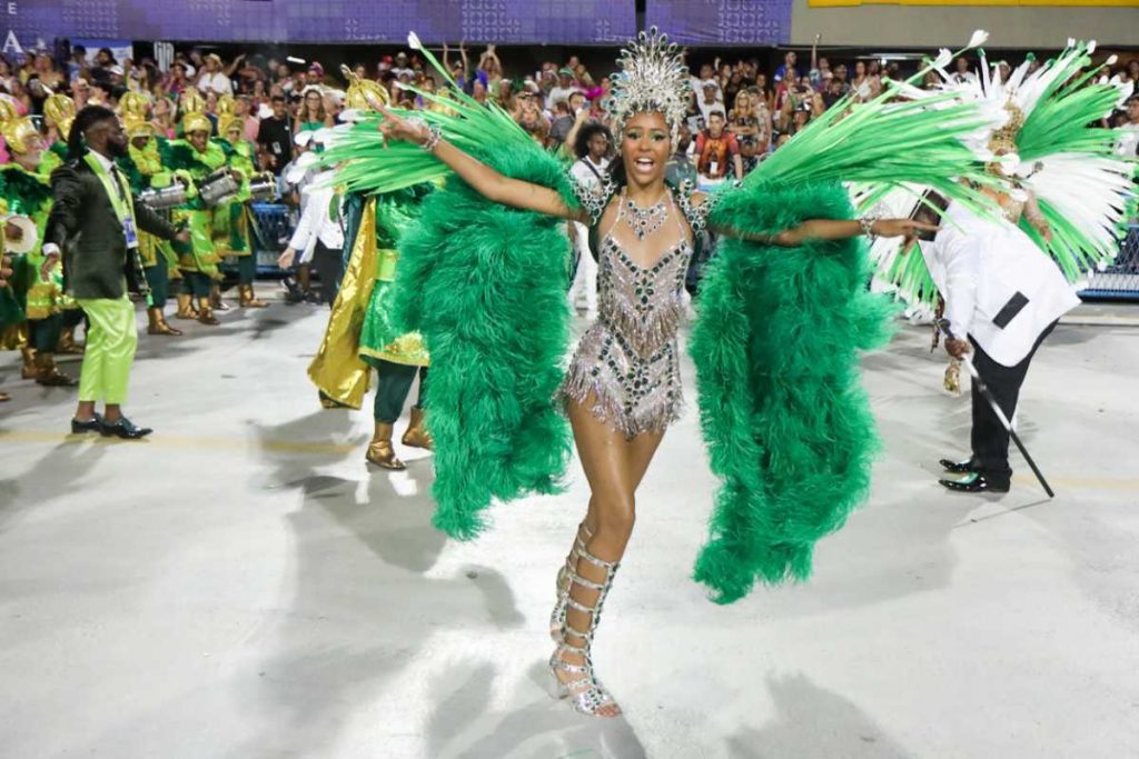 Wenny Isa, irmã de Lexa, desfilando na Império Serrano