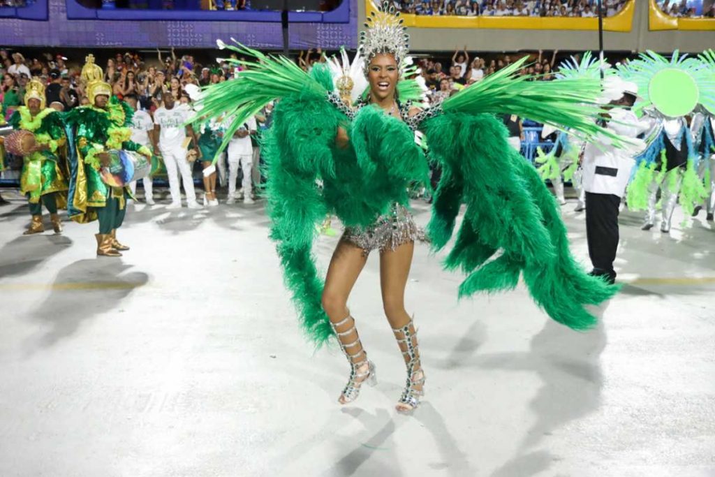Wenny Isa, irmã de Lexa, desfilando na Império Serrano
