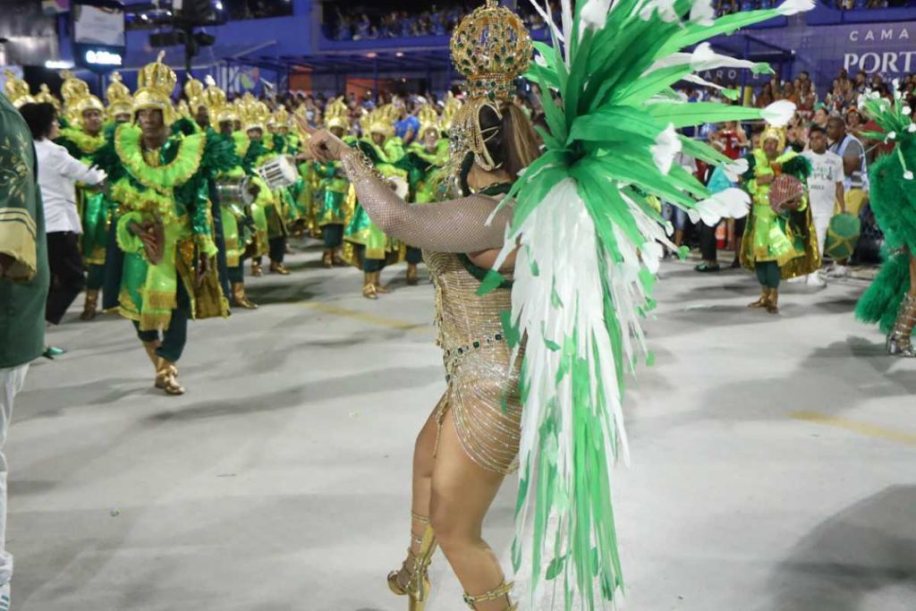 Wenny Isa, irmã de Lexa, desfilando na Império Serrano