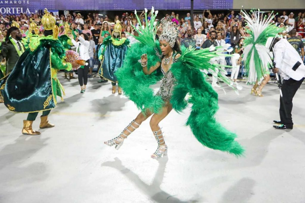 Wenny Isa, irmã de Lexa, desfilando na Império Serrano