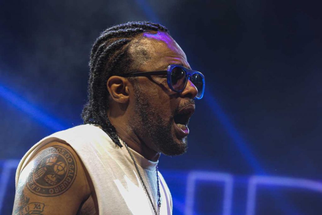 Xande de Pilares cantando no Carnaval de São Paulo