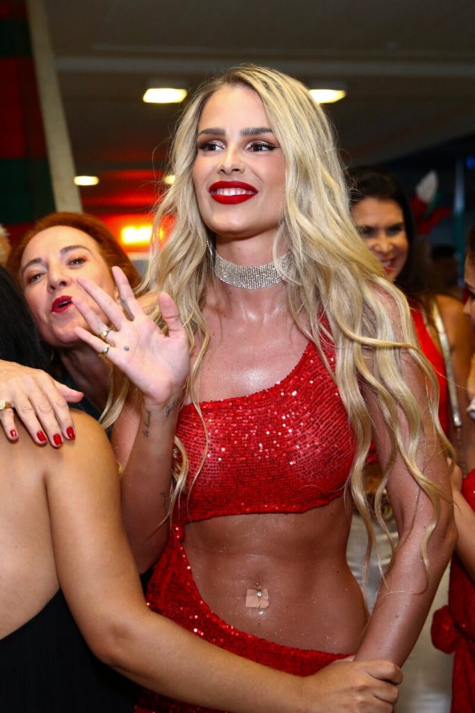 Yasmin Brunet de vestido vermelho de recortes, barriga de fora, na Grande Rio 