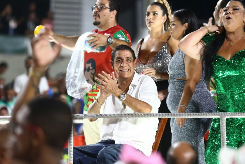 Zeca Pagodinho e a família em um tripé no ensaio técnico da Grande Rio na Sapucaí 