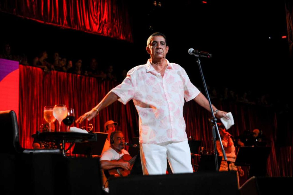Zeca Pagodinho cantando no Camarote Bar Brahma no Carnaval de São Paulo