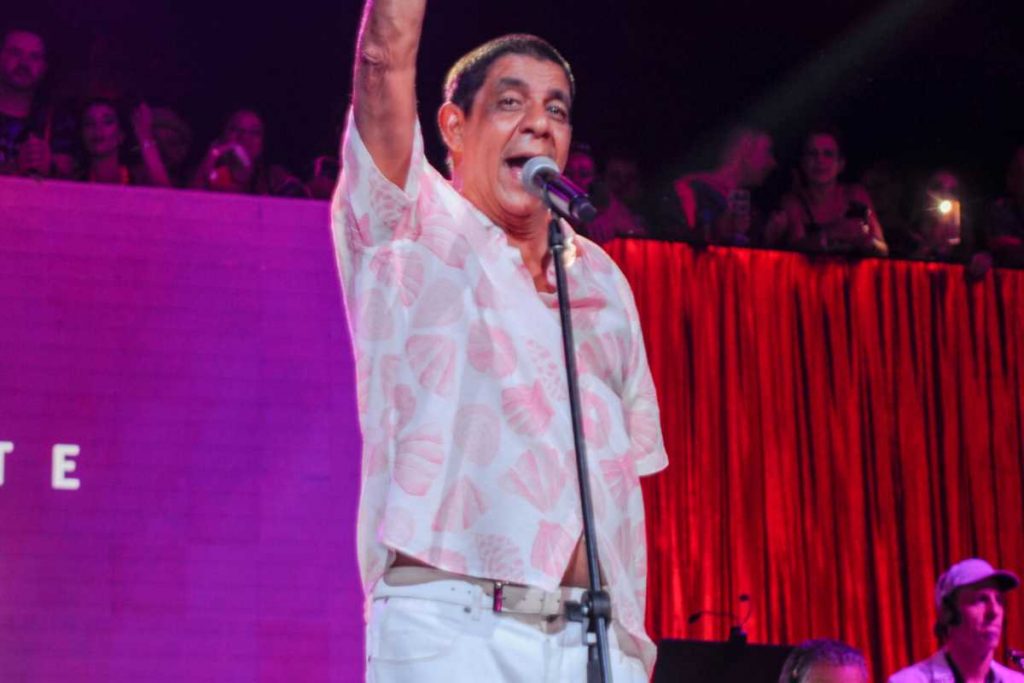 Zeca Pagodinho cantando no Camarote Bar Brahma no Carnaval de São Paulo