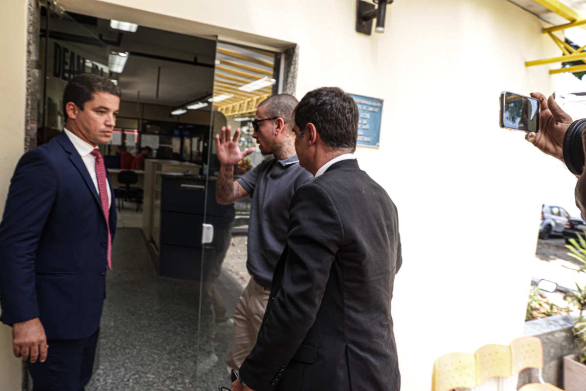 Guimê evita imprensa ao chegar à delegacia para ser ouvido