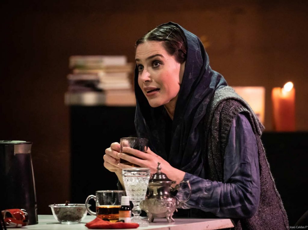 Mel Lisboa no teatro