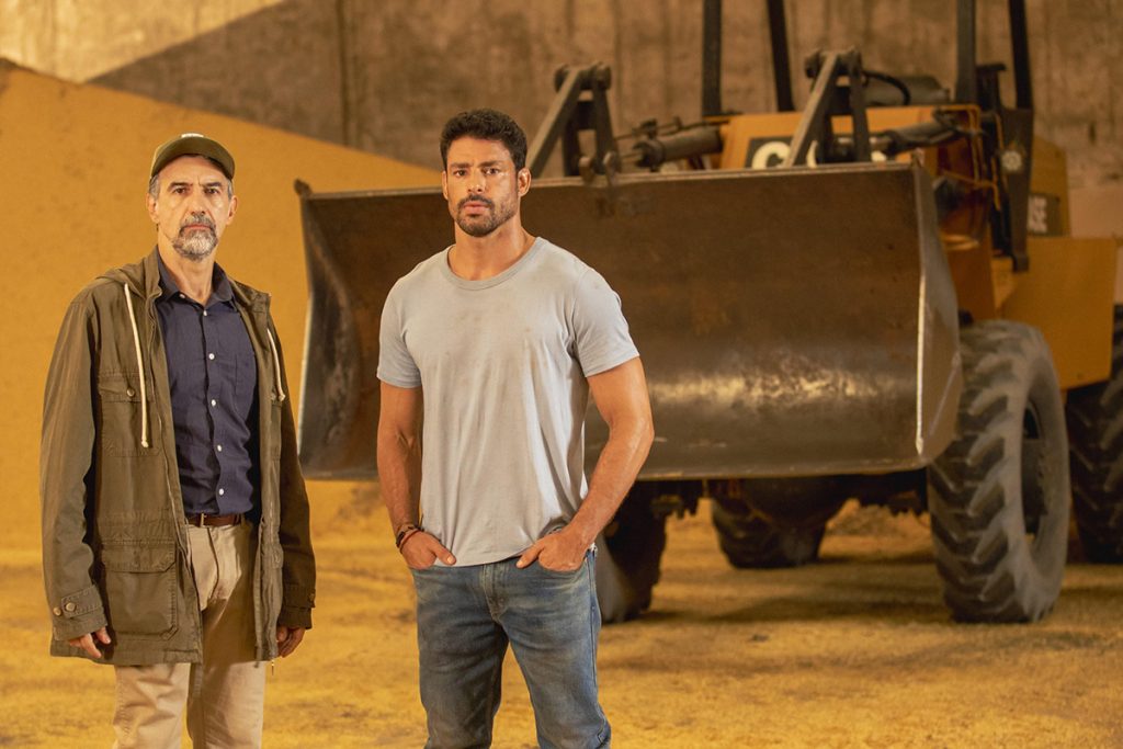 Ademir (Charles Fricks) e Caio (Cauã Reymond) em Terra e Paixão