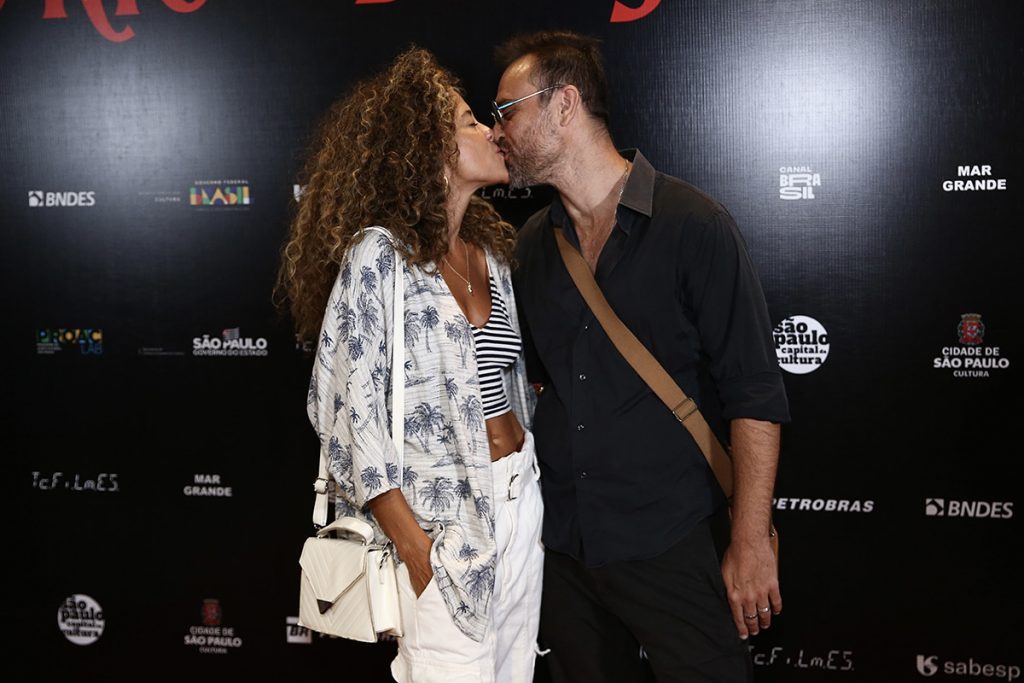 Aline Borges trocou beijos com o marido Alex Nader