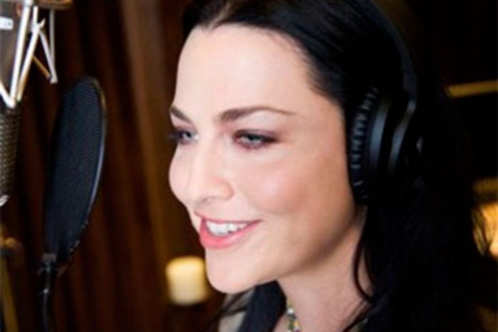 Amy Lee cantando no microfone