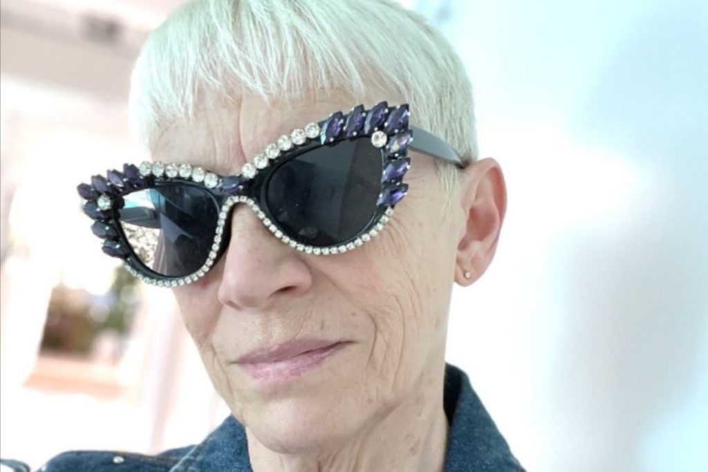 Annie Lennox de óculos escuro