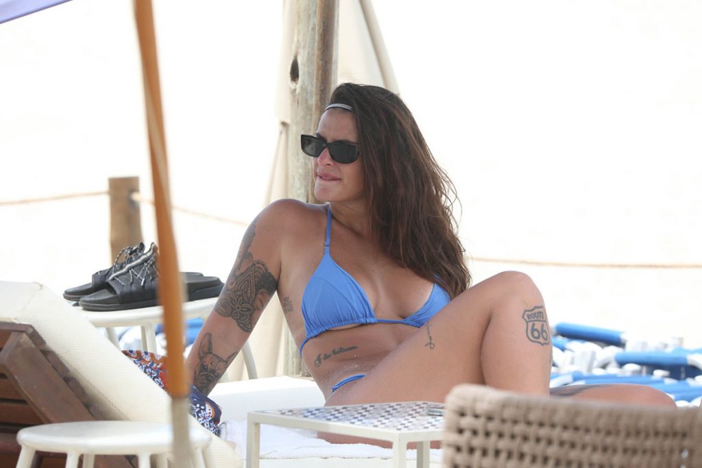 Bárbara Labres escolheu um biquíni azul para a ocasião