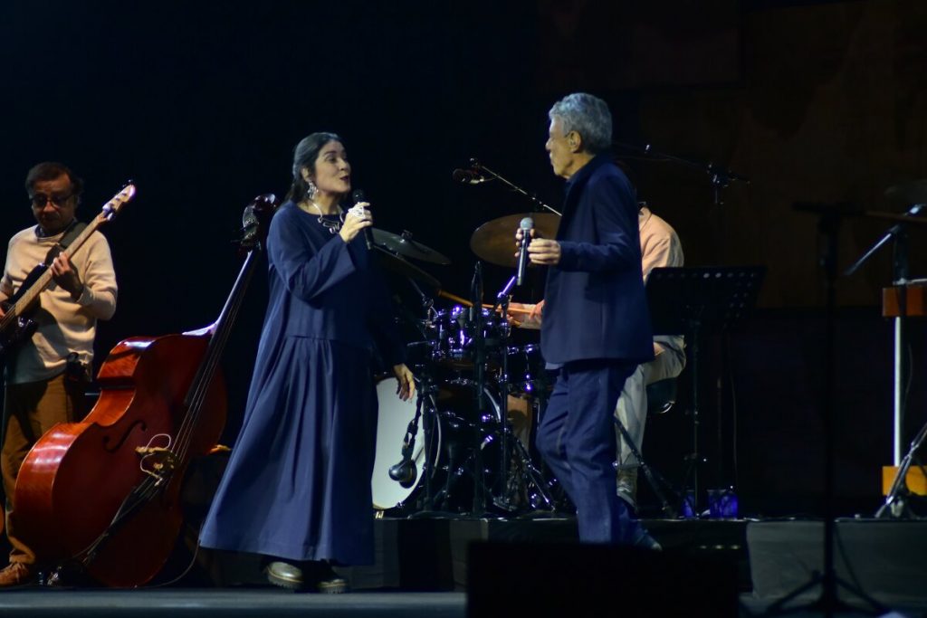 Chico Buarque e Monica Salmaso no palco