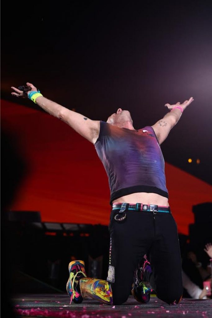 Chris Martin ajoelha e abre os braços em show no Estádio do Morumbi, SP
