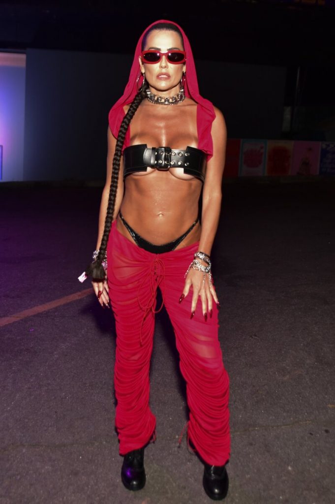 Deborah Secco de calça vermelha, gorro vermelho, top de cinto preto, calcinha preta à mostra, barriga de fora e óculos escuros