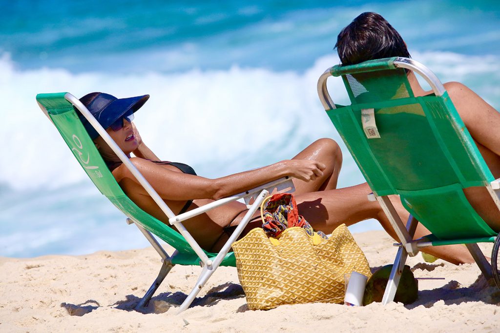 Deborah Secco aproveitou para tomar sol