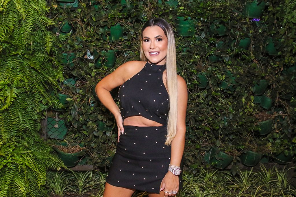 Deolane Bezerra fez questão de posar para fotos