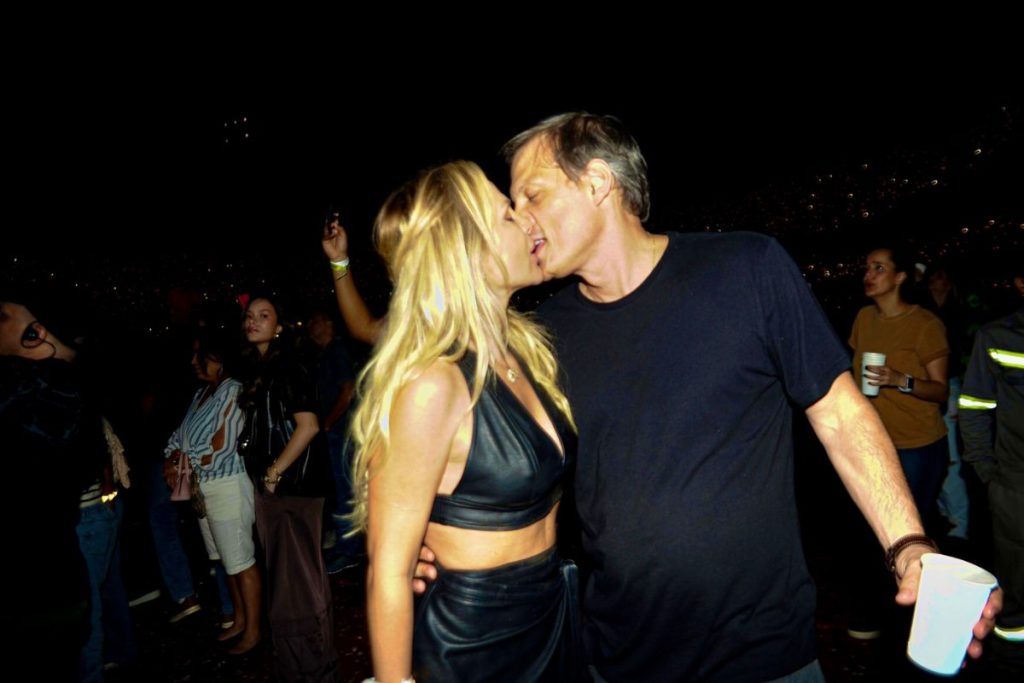 Eliana ganha beijão de Adriano Ricco