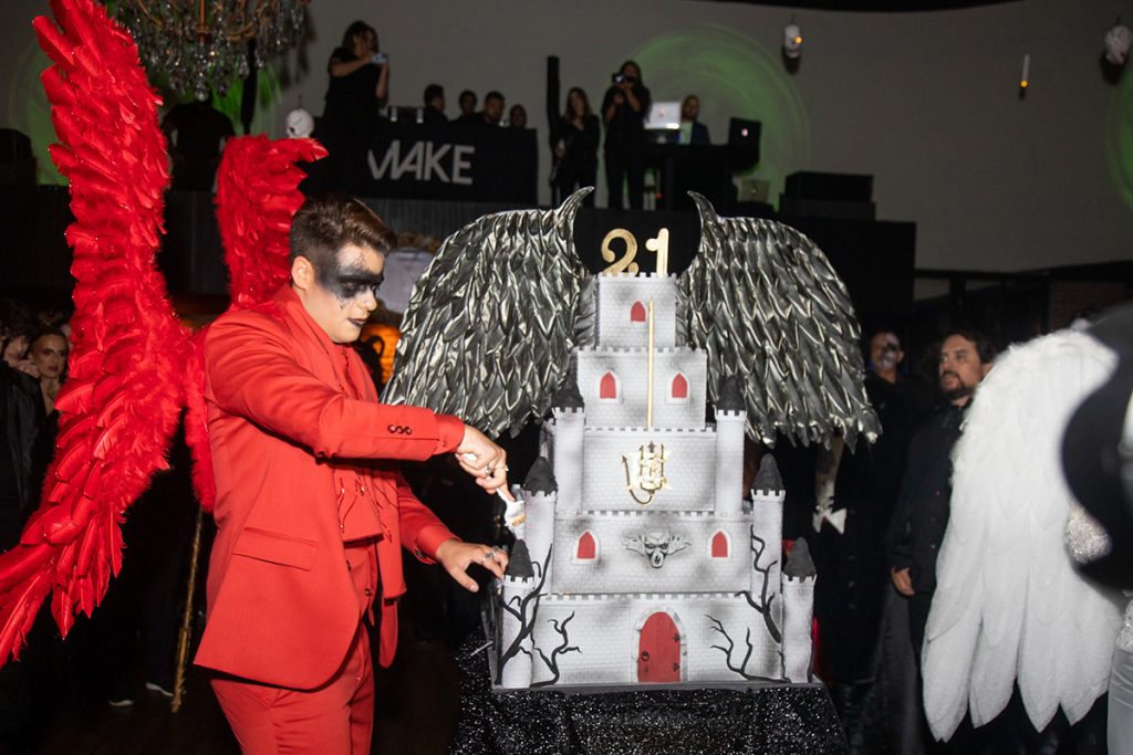 Enrico, filho de Chitãozinho, teve um bolo em formato de castelo das trevas