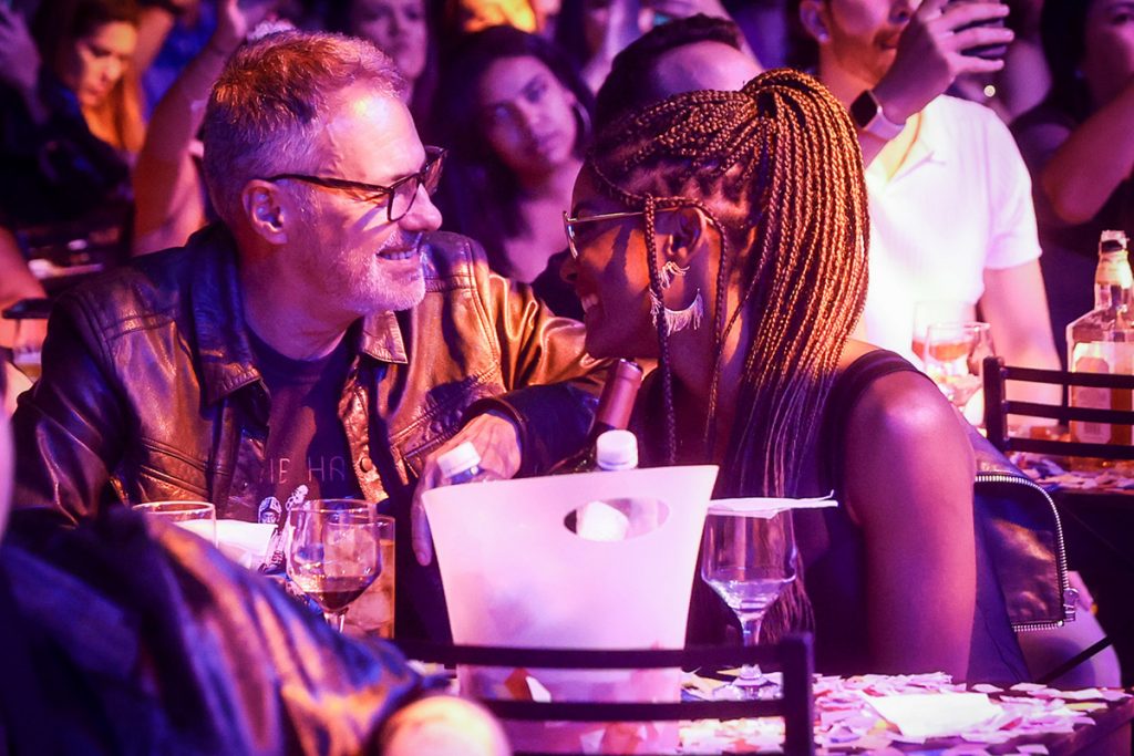 Erika Januza curtiu o show acompanhada por Ricardo Waddington