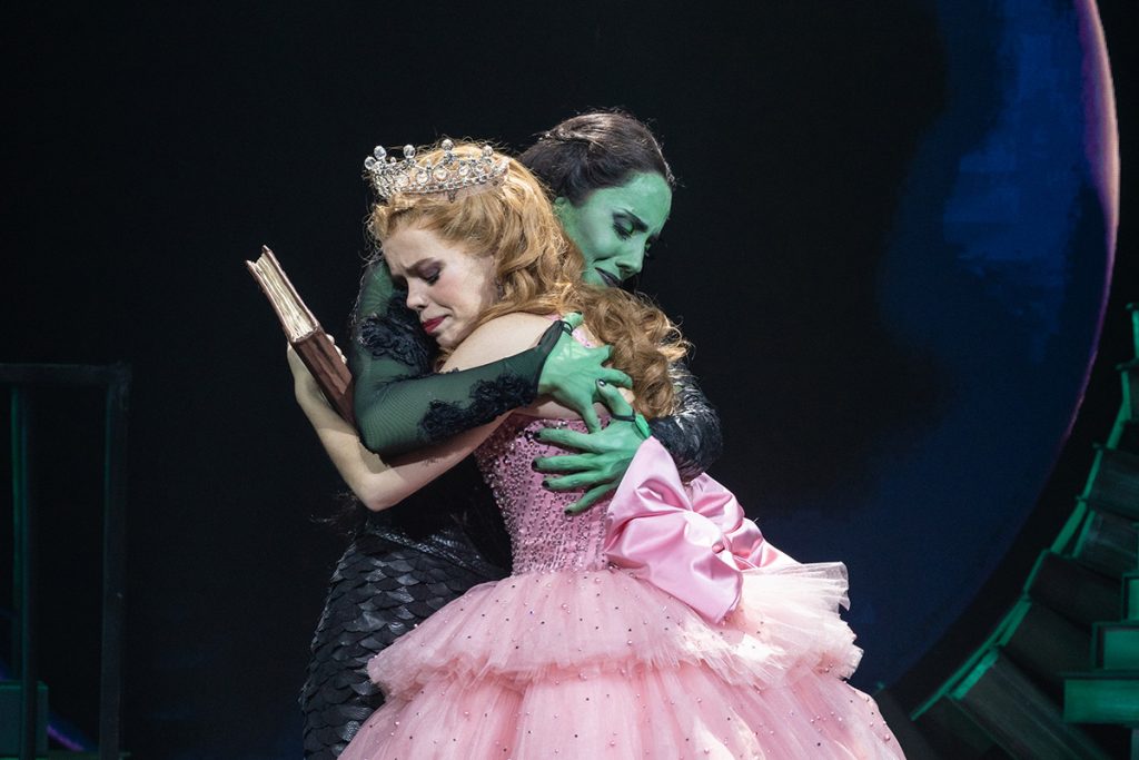 Myra Ruiz e Fabi Bang interpretam as bruxinhas Elphaba e Glinda