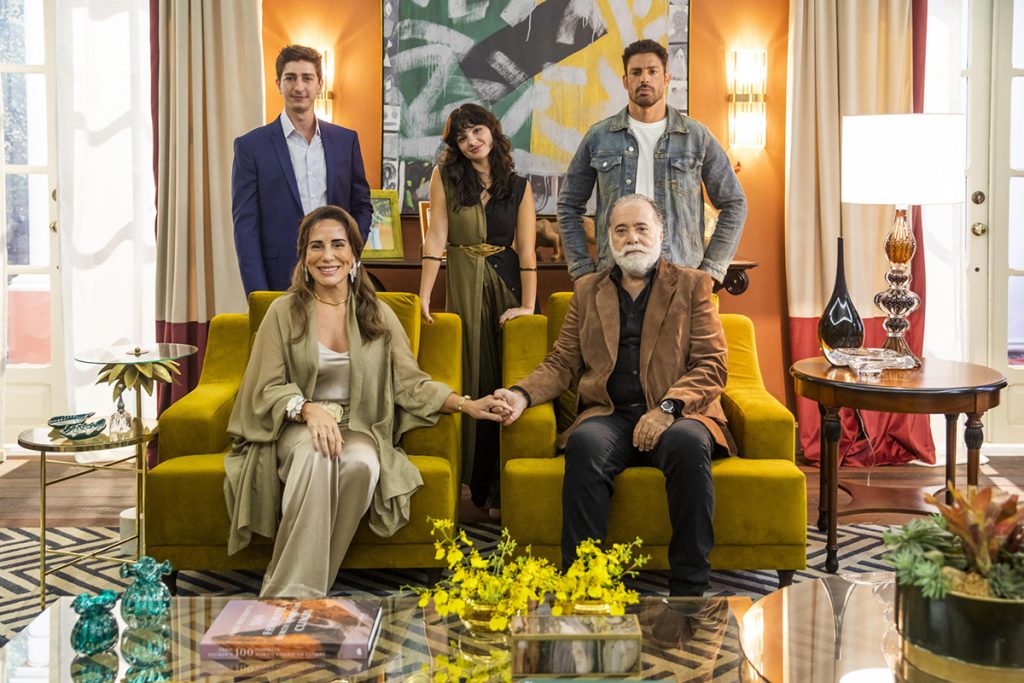 Antônio (Tony Ramos), Irene (Gloria Pires), Caio (Cauã Reymond), Daniel (Johnny Massaro) e Petra (Debora Ozorio) em Terra e Paixão