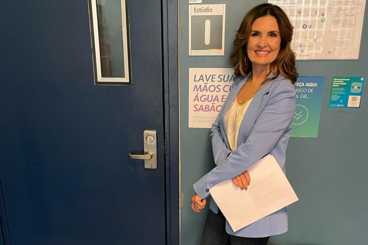 F�tima Bernardes no est�dio, de blazer azul claro