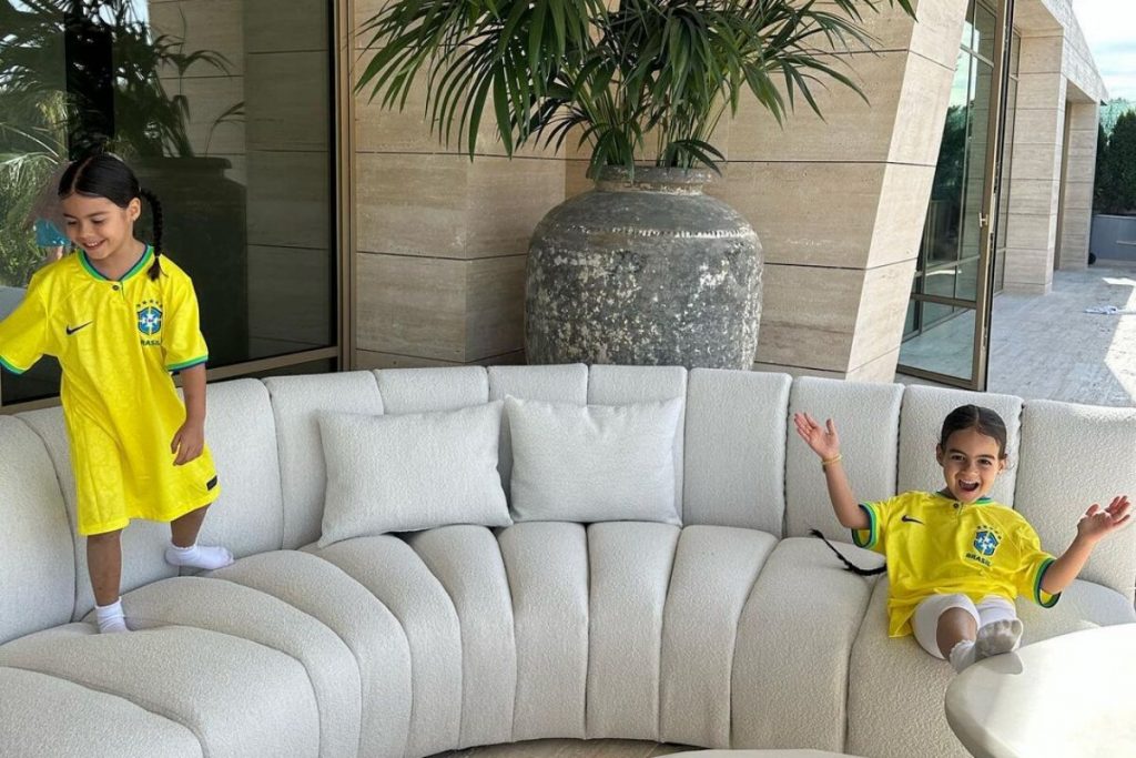 Filhas de Cristiano Ronaldo no sofá, com camisa do Brasil