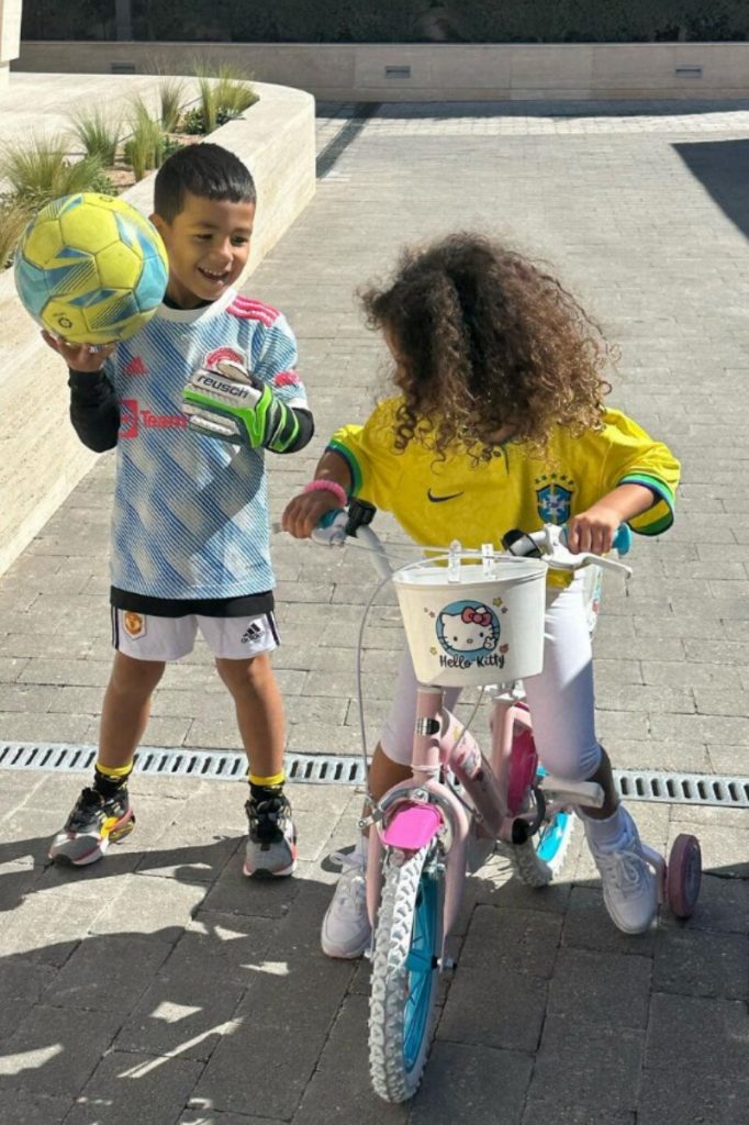 Filha de Cristiano Ronaldo de bicicleta, com camisa do Brasil 
