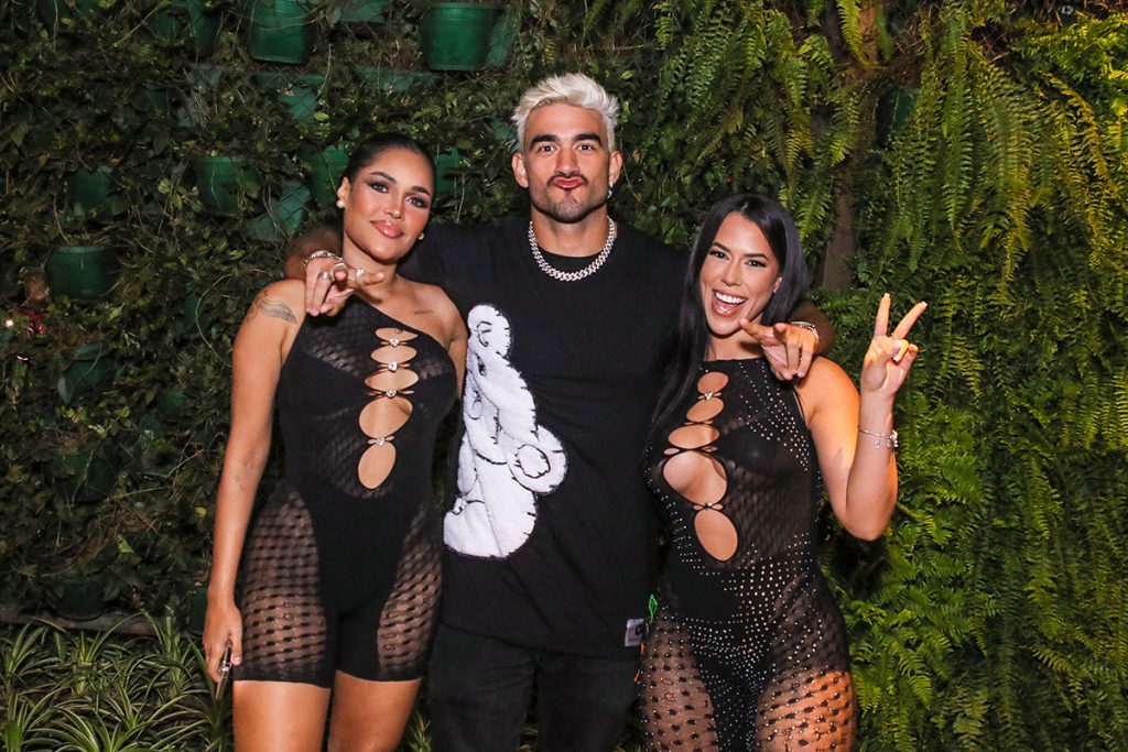 Gui Napolitano posou com as ex-BBBs Flay e Larissa Tomásia