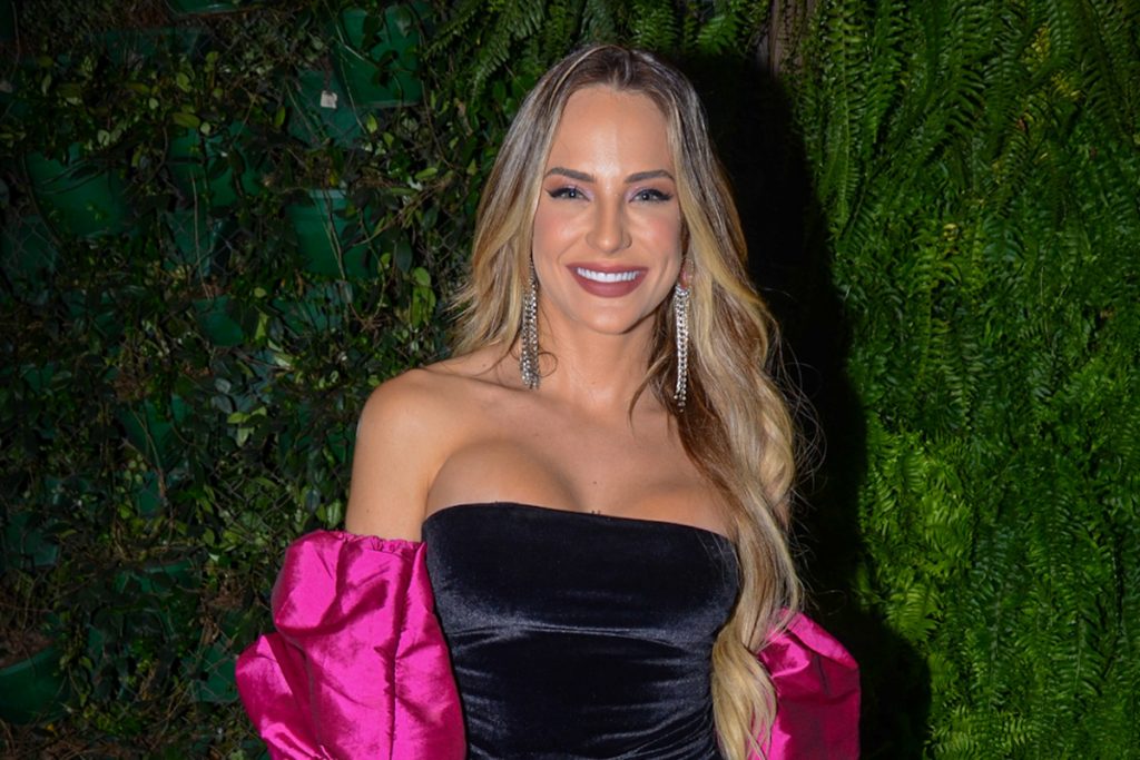 Gabi Martis posou sorridente no evento