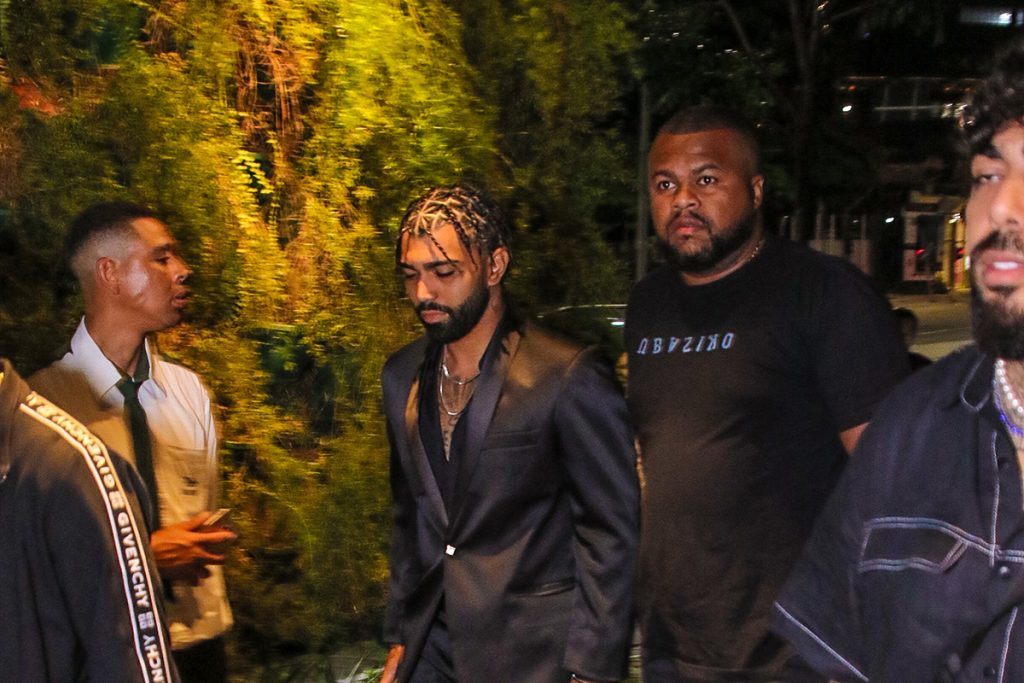 Gabigol chegou ao local cercado por seguranças