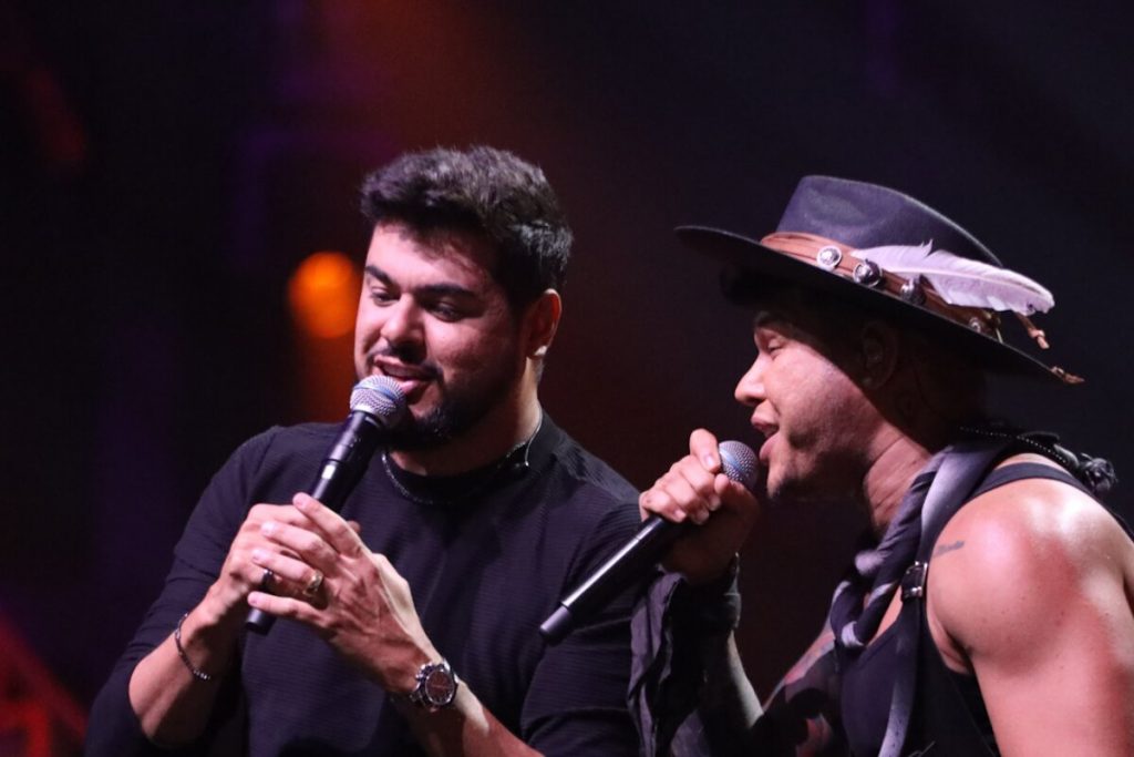 Cristiano e Tierry cantando no palco 