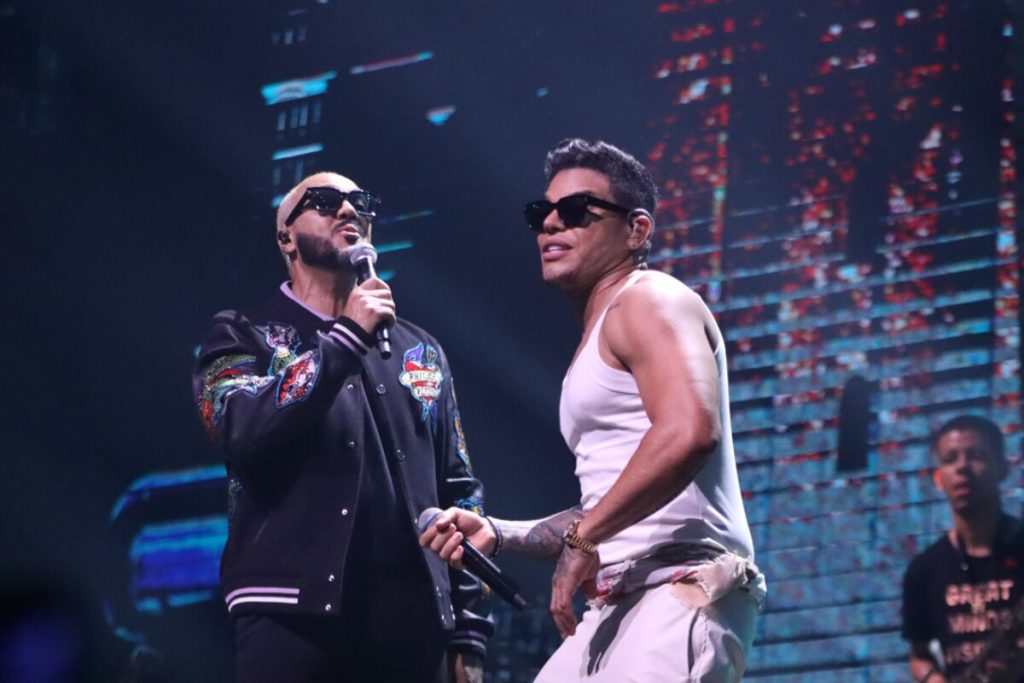 Belo e Tierry cantando