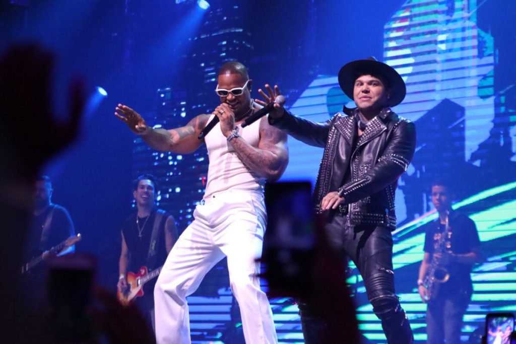 Léo Santana e Tierry no palco, dançando 