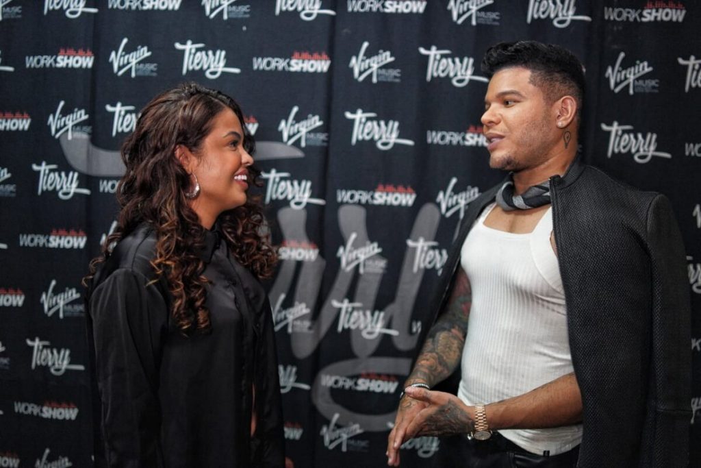 Ex-BBB Paula Freitas conversando com Tierry no camarim 