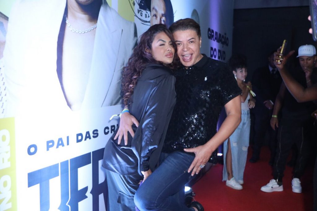 Ex-BBB Paula Freitas abraçada a David Brazil