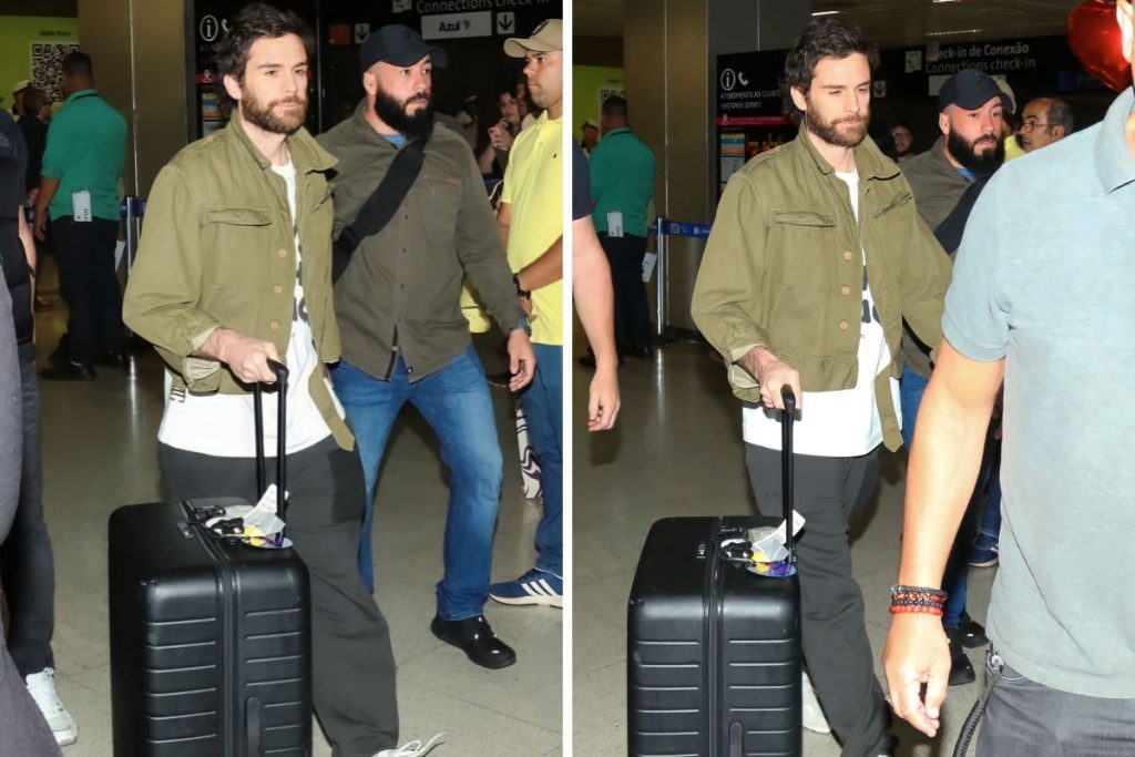 Guy Berryman, baixista do Coldplay em aeroporto