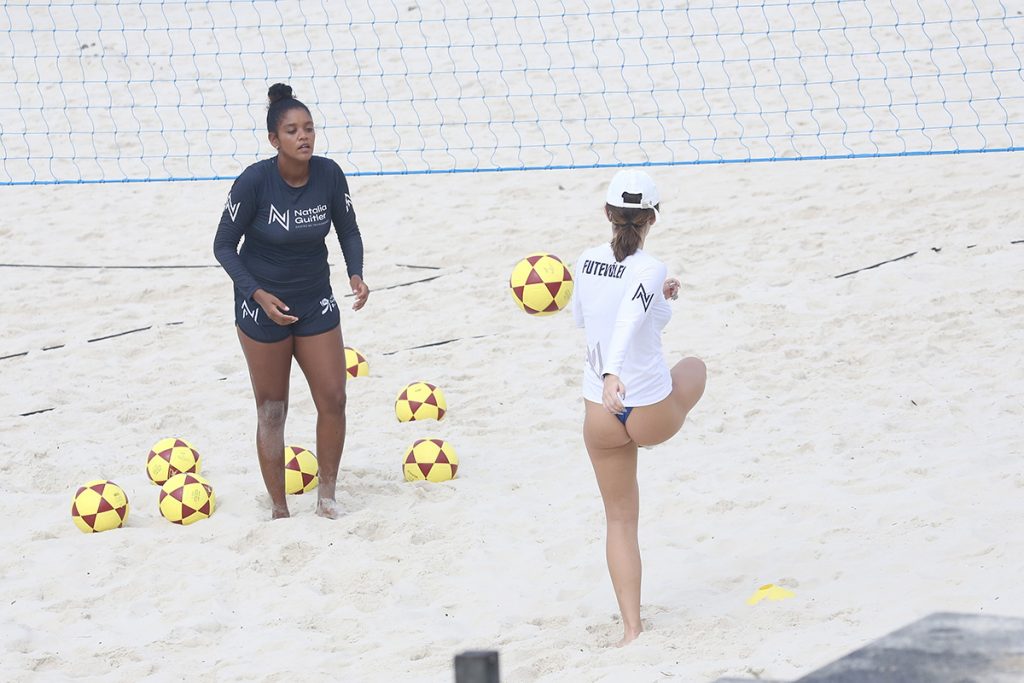 A atriz se exercitou na areia