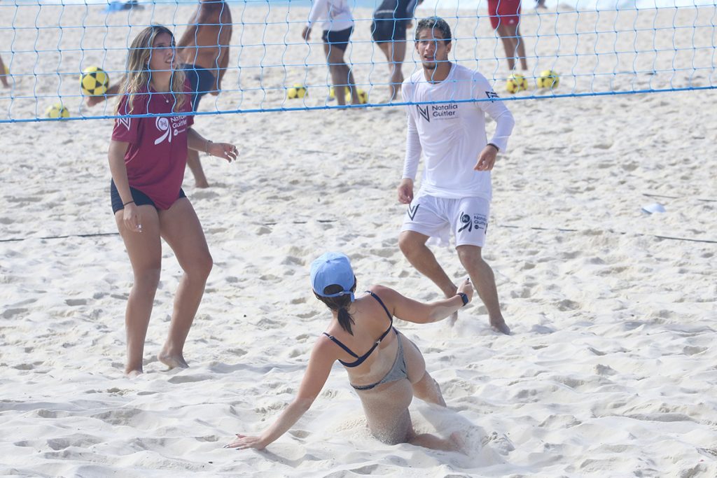 Jade Picon se exercitou na areia