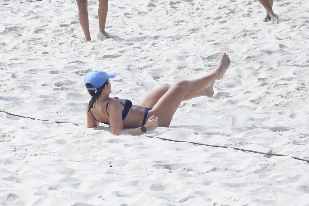 Jade Picon se exercitou na praia para manter a boa forma