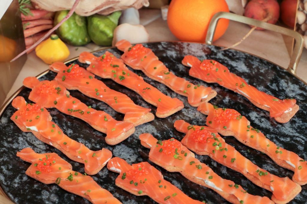 Salmão defumado caseiro em forma de um Oscar do jantar oficial da Acade
