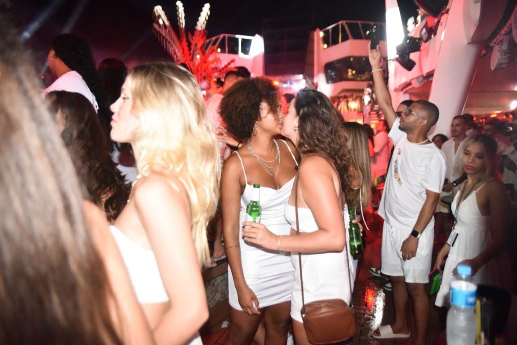 jessilane beijando a namorada