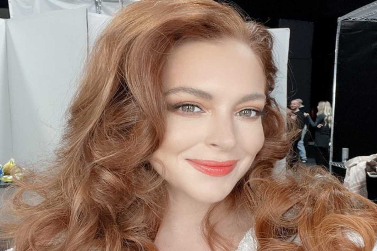 Lindsay Lohan faz selfie com cabelos ondulados