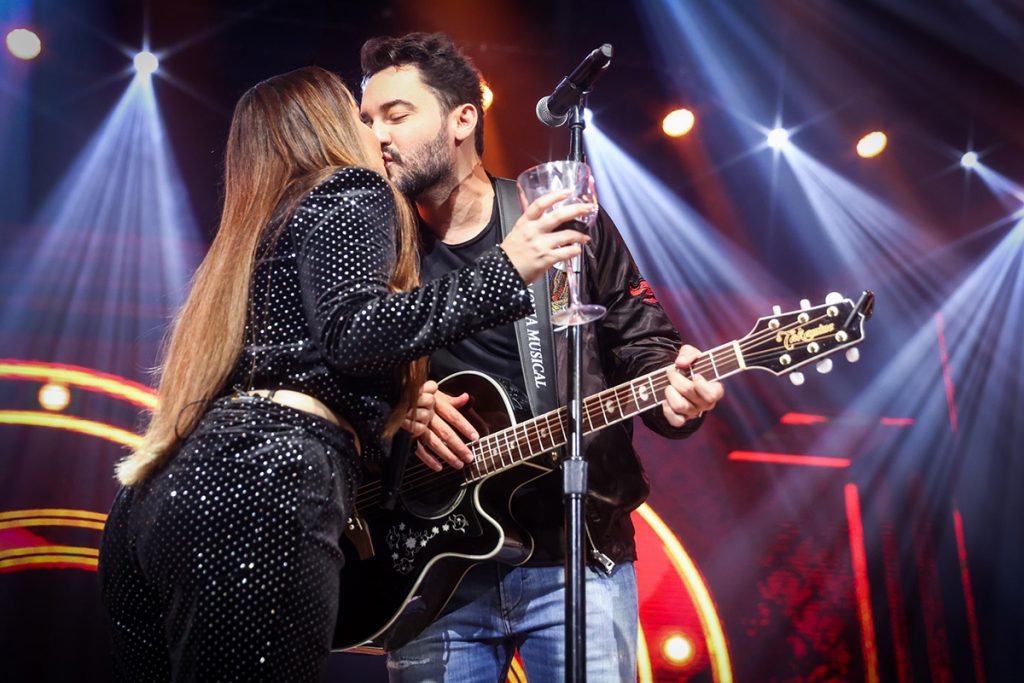 O casal também trocou beijos em cima do palco