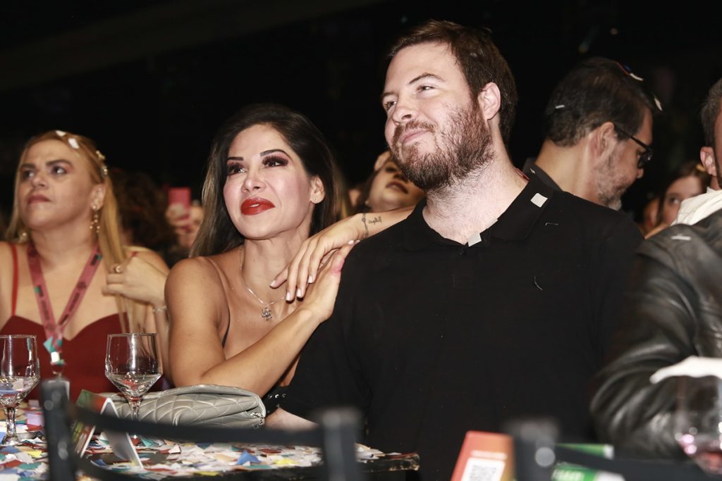 O casal não pareceu se importar com a presença dos fotógrafos