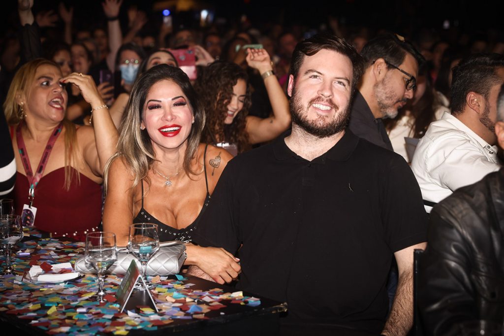 Maíra e Thiago esbanjaram sorrisos na ocasião