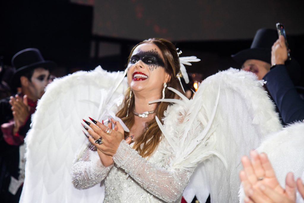 Márcia Lima arrasou com uma fantasia de anjo