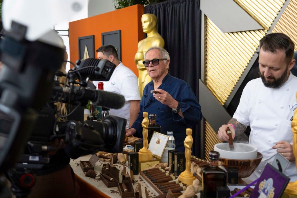 O chef Wolfgang Puck apresenta o cardápio do jantar oficial pós-Oscar