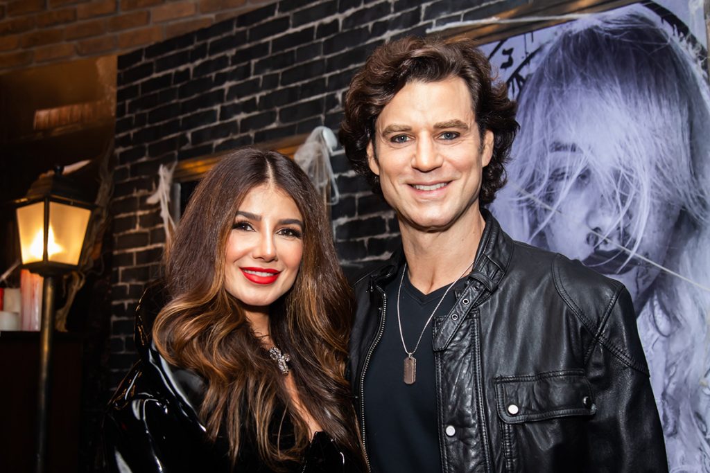 Paula Fernandes marcou presença com o namorado Rony Cecconello